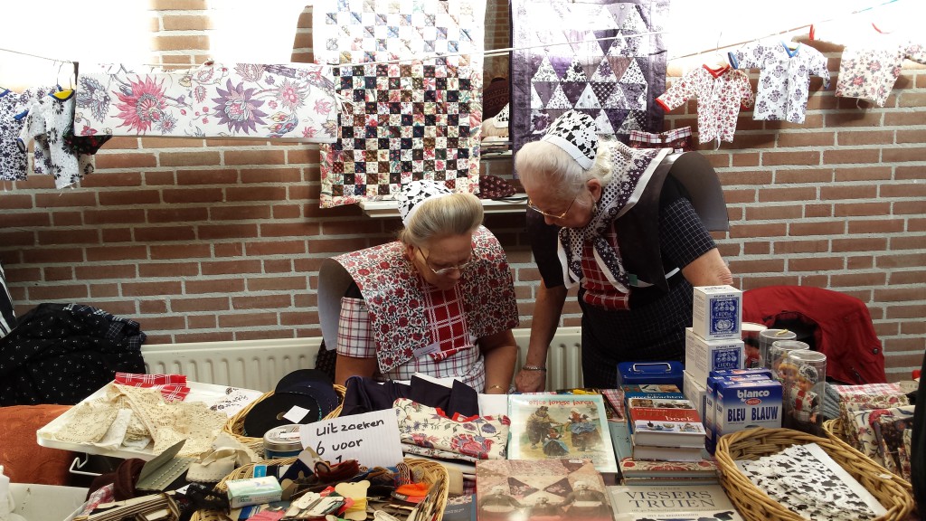 Natuurlijk komt u op de Antiek Textiel Markt streekdracht tegen.
