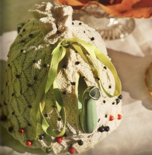 Beaded Beauty met zwarte en oranje kraaltjes en groen lint.