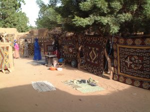 Groot-formaat bògòlanfini op de markt van Endé, Mali.