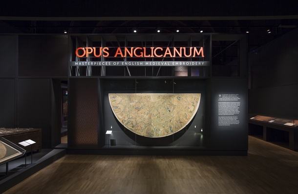 Ingang van de tentoonstelling in het Victoria & Albert Museum.