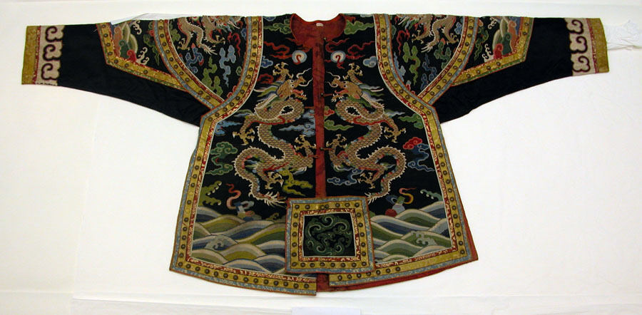 Militair theaterkostuum met draken, zijde- en metaaldraad-tapisserie, 18de eeuw.