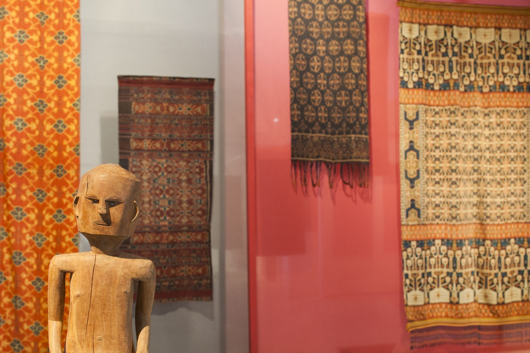 Ikat-weefsels met bloempatronen domineren de tentoonstelling.