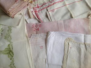 Verschillende merken 'SOB' van de linnenuitzet van Wilhelmina Cornelia barones Schimmelpenninck van der Oye uit 1901.