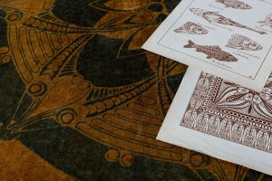 Tafelkleed met rozet-ornament van vissen met platen uit J.H. Boot, Het styleeren en toepassen van natuurvormen in vlakornament. Ontwerp van Chris Lebeau uit 1904 - foto Josefina Eikenaar.
