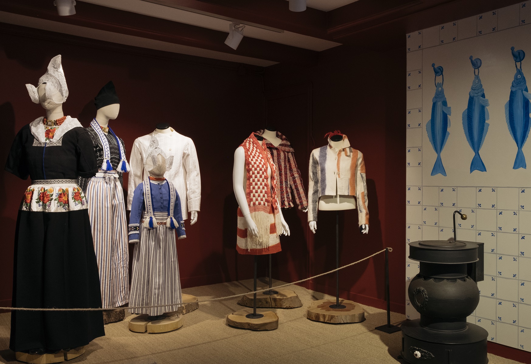 Overzichtsfoto van de tentoonstelling met traditioneel en hedendaags ontwerp, het laatste van Alexander van Slobbe - foto Marieke Bosma.