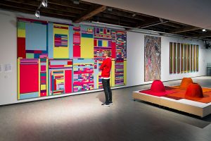 Overzicht tentoonstelling, werken: muur links naar rechts: Rafaël Rozendaal, ‘Abstract Browsing 17 08 10X’, Peter Struycken, ‘'Boulez -22 -30 mei 04 -06 maart 05 -03.bmp', Ria van Eyk, ‘zonder titel’. Voorgrond: Heleen Klopper, ‘3d tapijt’. Foto Josefina Eikenaar.
